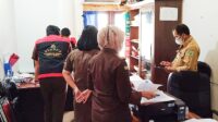 Tim Kejaksaan Negeri Kutai Barat saat melakukan penggeledahan di Kantor Perkimtan Kubar, Senin (16/1/2023)