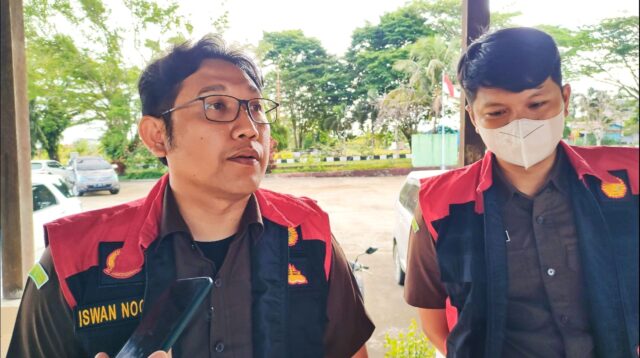 Kasi Pidsus Kejari Kutai Barat, Iswan Noor, usai melakukan penggeledahan di kantor Dinas Perumahan dan Kawasan Permukiman dan Pertanahan (Disperkimtan) Kabupaten Kutai Barat, Senin (16/1/2023).