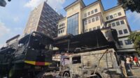 Warga mengamati kendaraan dinas kepolisian yang hangus terbakar di Mapolres Jakarta Timur, Sabtu (30/8/2025). (ANTARA FOTO/Muhammad Iqbal). Kerusuhan dalam aksi unjuk rasa menyebabkan puluhan mobil dinas dan sejumlah ruangan di Mapolres terbakar. Peristiwa ini menyoroti kerentanan institusi penegak hukum di tengah dinamika sosial dan politik yang kian memanas.