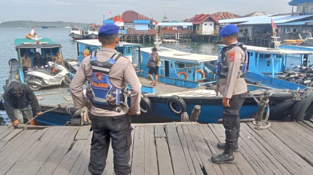 Personel Sat Polairud Polresta Balikpapan melaksanakan patroli dialogis dan sambang pesisir dengan memberikan imbauan keselamatan kepada awak kapal klotok di wilayah perairan Balikpapan, Rabu (21/01/26).