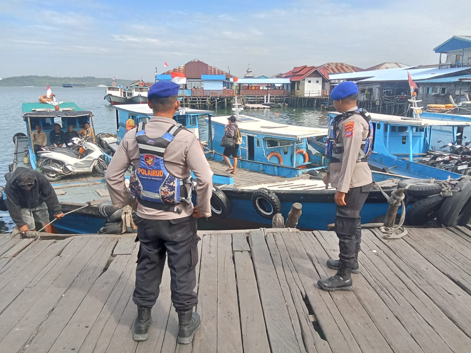 Personel Sat Polairud Polresta Balikpapan melaksanakan patroli dialogis dan sambang pesisir dengan memberikan imbauan keselamatan kepada awak kapal klotok di wilayah perairan Balikpapan, Rabu (21/01/26).