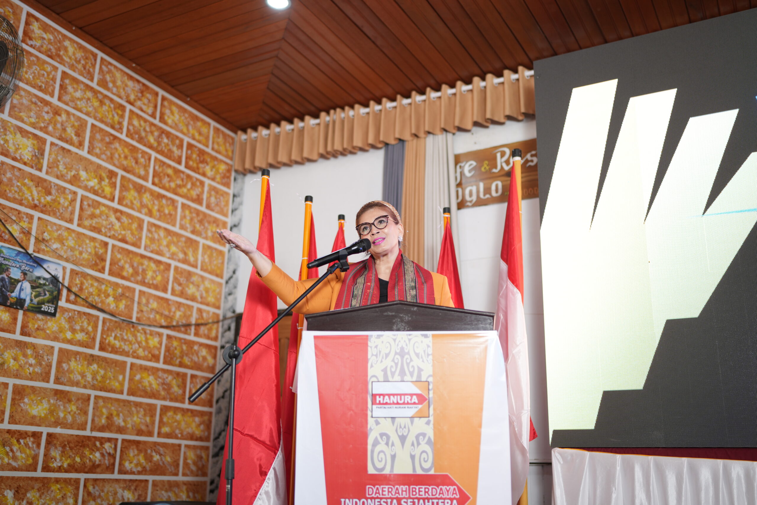 Koordinator Wilayah (Korwil) DPP Hanura Kalimantan Timur–Kalimantan Utara, Tiurmaida Tampubolon, menyampaikan arahan sekaligus pesan khusus dari Ketua Umum DPP Hanura, Oesman Sapta Odang, dalam Muscab IV Hanura Kutai Barat, Jumat (13/2/2026). Penulis: Sarwani