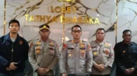 Kapolres Tual AKBP Whansi Des Asmoro (tengah) saat memberikan keterangan kepada awak media dalam konferensi pers di Tual, Maluku.