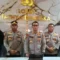 Kapolres Tual AKBP Whansi Des Asmoro (tengah) saat memberikan keterangan kepada awak media dalam konferensi pers di Tual, Maluku.