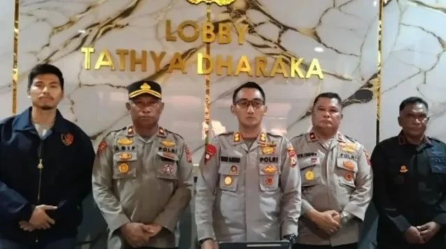 Kapolres Tual AKBP Whansi Des Asmoro (tengah) saat memberikan keterangan kepada awak media dalam konferensi pers di Tual, Maluku.