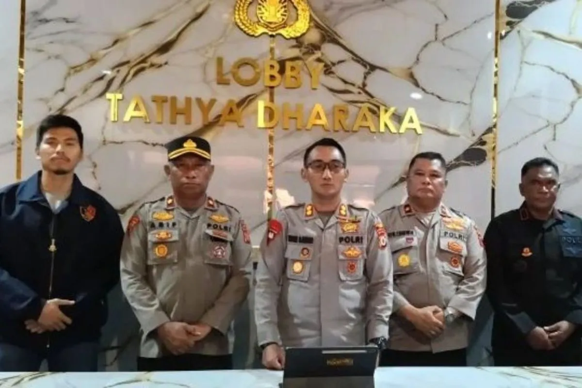 Kapolres Tual AKBP Whansi Des Asmoro (tengah) saat memberikan keterangan kepada awak media dalam konferensi pers di Tual, Maluku.