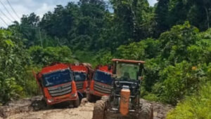 Traksin, SE, S.PdK, M.Th, tokoh masyarakat Bentian Besar sekaligus Koordinator Aliansi Pemerhati Lingkungan & Pelestarian Hutan Bentian Besar, menyuarakan desakan penegakan hukum atas aktivitas PT PMI yang dinilai membahayakan keselamatan warga. Jumat (6/2/2026). Reporter: Rb