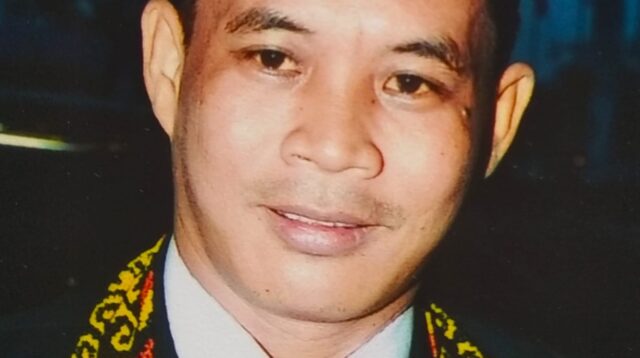 Tokoh agama sekaligus tokoh masyarakat Bentian Besar, Pdt. Yohanes Traksin, memberikan klarifikasi.