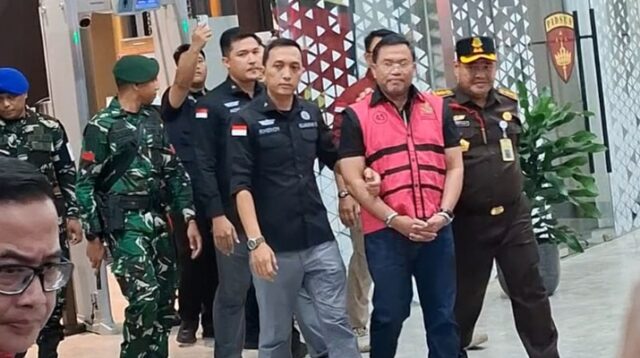 Mantan Wakil Kepala Badan Gizi Nasional (BGN), Sony Sonjaya, usai menjalani pemeriksaan di Gedung Kejaksaan Agung, Jakarta. Sony ditetapkan sebagai tersangka dalam kasus dugaan korupsi tata kelola program Makan Bergizi Gratis (MBG) periode 2025–2026.