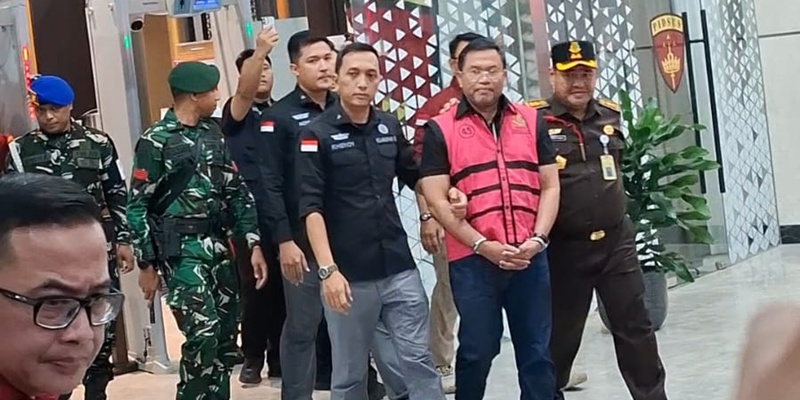Mantan Wakil Kepala Badan Gizi Nasional (BGN), Sony Sonjaya, usai menjalani pemeriksaan di Gedung Kejaksaan Agung, Jakarta. Sony ditetapkan sebagai tersangka dalam kasus dugaan korupsi tata kelola program Makan Bergizi Gratis (MBG) periode 2025–2026.