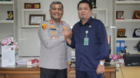 SINERGITAS: Kapolres Kutai Barat yang baru, AKBP Haris Kurniawan, S.I.K., M.I.K. berjabat tangan dengan Ketua Pengadilan Negeri Kutai Barat, Handri Satrio, S.H., M.H., saat melakukan kunjungan silaturahmi di ruang kerja Ketua PN Kubar. Kunjungan ini bertujuan memperkuat kolaborasi penegakan hukum di wilayah Kutai Barat.