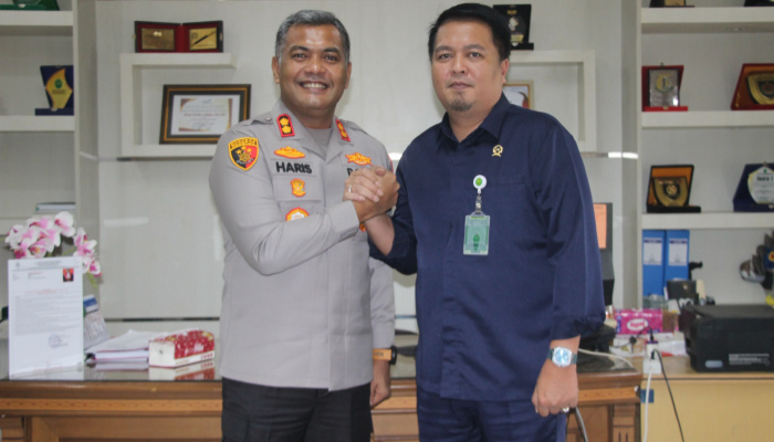 SINERGITAS: Kapolres Kutai Barat yang baru, AKBP Haris Kurniawan, S.I.K., M.I.K. berjabat tangan dengan Ketua Pengadilan Negeri Kutai Barat, Handri Satrio, S.H., M.H., saat melakukan kunjungan silaturahmi di ruang kerja Ketua PN Kubar. Kunjungan ini bertujuan memperkuat kolaborasi penegakan hukum di wilayah Kutai Barat.